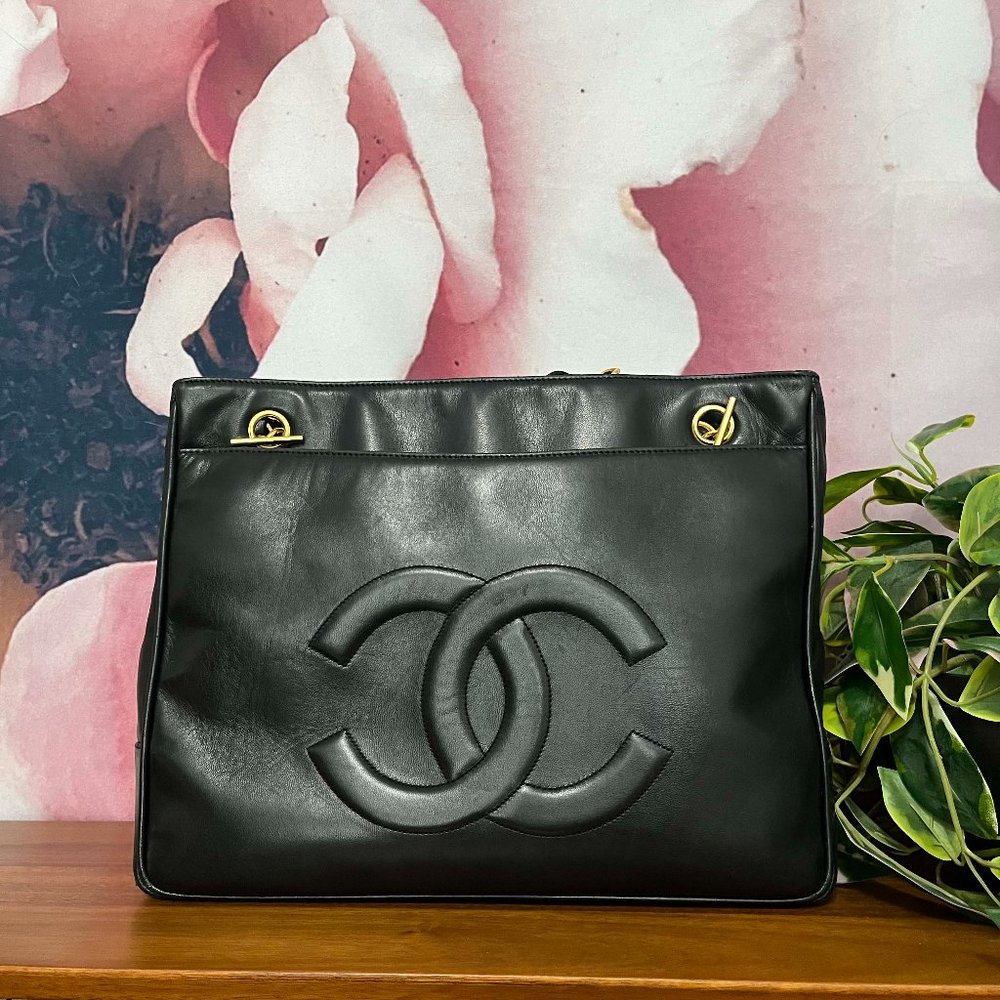 CHANEL Black Leather Purse